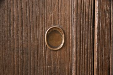 桐箪笥を脚付き箪笥にリメイク!開き戸にはモールガラスをはめ込み取っ手を追加。木製脚の取り付けと、鍵穴の欠損部分に新しい部品の取り付け。ご希望の色に着色仕上げ。