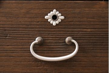 桐箪笥を脚付き箪笥にリメイク!開き戸にはモールガラスをはめ込み取っ手を追加。木製脚の取り付けと、鍵穴の欠損部分に新しい部品の取り付け。ご希望の色に着色仕上げ。