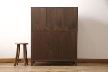 桐箪笥を脚付き箪笥にリメイク!開き戸にはモールガラスをはめ込み取っ手を追加。木製脚の取り付けと、鍵穴の欠損部分に新しい部品の取り付け。ご希望の色に着色仕上げ。