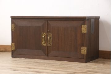 3段重ね桐箪笥をテレビボードと2つのチェストにリメイク!上段は引き出しを撤去し、棚板に変更してテレビボードに。下段は鍵穴隠しを交換。全て天板を追加し、オーク系に着色仕上げ。