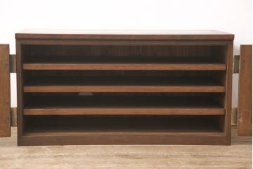 3段重ね桐箪笥をテレビボードと2つのチェストにリメイク!上段は引き出しを撤去し、棚板に変更してテレビボードに。下段は鍵穴隠しを交換。全て天板を追加し、オーク系に着色仕上げ。