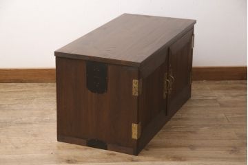 3段重ね桐箪笥をテレビボードと2つのチェストにリメイク!上段は引き出しを撤去し、棚板に変更してテレビボードに。下段は鍵穴隠しを交換。全て天板を追加し、オーク系に着色仕上げ。