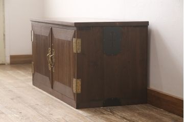 3段重ね桐箪笥をテレビボードと2つのチェストにリメイク!上段は引き出しを撤去し、棚板に変更してテレビボードに。下段は鍵穴隠しを交換。全て天板を追加し、オーク系に着色仕上げ。