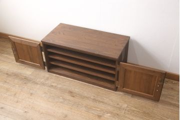 3段重ね桐箪笥をテレビボードと2つのチェストにリメイク!上段は引き出しを撤去し、棚板に変更してテレビボードに。下段は鍵穴隠しを交換。全て天板を追加し、オーク系に着色仕上げ。