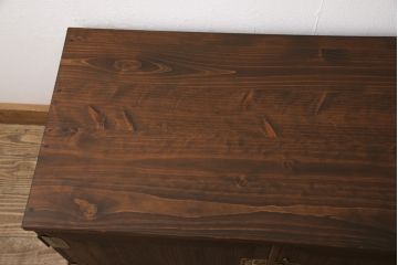 3段重ね桐箪笥をテレビボードと2つのチェストにリメイク!上段は引き出しを撤去し、棚板に変更してテレビボードに。下段は鍵穴隠しを交換。全て天板を追加し、オーク系に着色仕上げ。