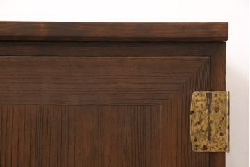 3段重ね桐箪笥をテレビボードと2つのチェストにリメイク!上段は引き出しを撤去し、棚板に変更してテレビボードに。下段は鍵穴隠しを交換。全て天板を追加し、オーク系に着色仕上げ。