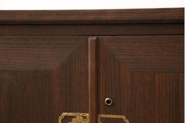 3段重ね桐箪笥をテレビボードと2つのチェストにリメイク!上段は引き出しを撤去し、棚板に変更してテレビボードに。下段は鍵穴隠しを交換。全て天板を追加し、オーク系に着色仕上げ。