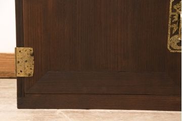 3段重ね桐箪笥をテレビボードと2つのチェストにリメイク!上段は引き出しを撤去し、棚板に変更してテレビボードに。下段は鍵穴隠しを交換。全て天板を追加し、オーク系に着色仕上げ。