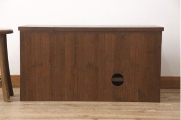 3段重ね桐箪笥をテレビボードと2つのチェストにリメイク!上段は引き出しを撤去し、棚板に変更してテレビボードに。下段は鍵穴隠しを交換。全て天板を追加し、オーク系に着色仕上げ。