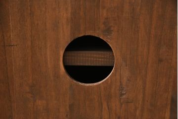 3段重ね桐箪笥をテレビボードと2つのチェストにリメイク!上段は引き出しを撤去し、棚板に変更してテレビボードに。下段は鍵穴隠しを交換。全て天板を追加し、オーク系に着色仕上げ。