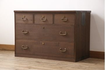 3段重ね桐箪笥をテレビボードと2つのチェストにリメイク!上段は引き出しを撤去し、棚板に変更してテレビボードに。下段は鍵穴隠しを交換。全て天板を追加し、オーク系に着色仕上げ。