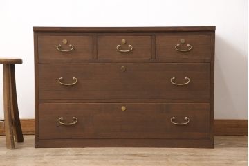 3段重ね桐箪笥をテレビボードと2つのチェストにリメイク!上段は引き出しを撤去し、棚板に変更してテレビボードに。下段は鍵穴隠しを交換。全て天板を追加し、オーク系に着色仕上げ。