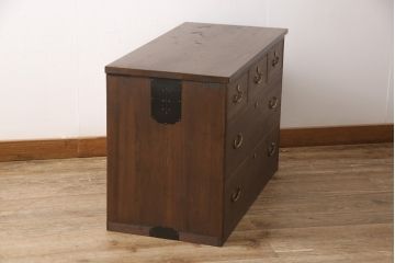 3段重ね桐箪笥をテレビボードと2つのチェストにリメイク!上段は引き出しを撤去し、棚板に変更してテレビボードに。下段は鍵穴隠しを交換。全て天板を追加し、オーク系に着色仕上げ。
