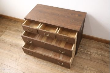 3段重ね桐箪笥をテレビボードと2つのチェストにリメイク!上段は引き出しを撤去し、棚板に変更してテレビボードに。下段は鍵穴隠しを交換。全て天板を追加し、オーク系に着色仕上げ。