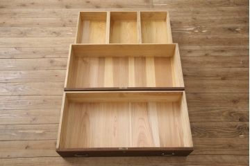 3段重ね桐箪笥をテレビボードと2つのチェストにリメイク!上段は引き出しを撤去し、棚板に変更してテレビボードに。下段は鍵穴隠しを交換。全て天板を追加し、オーク系に着色仕上げ。