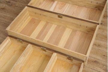 3段重ね桐箪笥をテレビボードと2つのチェストにリメイク!上段は引き出しを撤去し、棚板に変更してテレビボードに。下段は鍵穴隠しを交換。全て天板を追加し、オーク系に着色仕上げ。