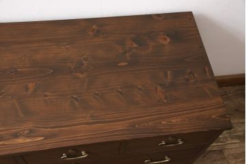 3段重ね桐箪笥をテレビボードと2つのチェストにリメイク!上段は引き出しを撤去し、棚板に変更してテレビボードに。下段は鍵穴隠しを交換。全て天板を追加し、オーク系に着色仕上げ。