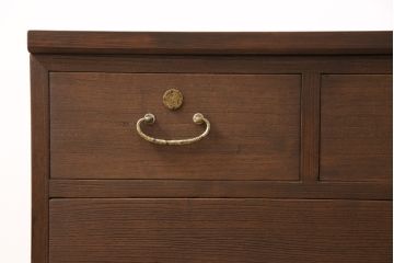 3段重ね桐箪笥をテレビボードと2つのチェストにリメイク!上段は引き出しを撤去し、棚板に変更してテレビボードに。下段は鍵穴隠しを交換。全て天板を追加し、オーク系に着色仕上げ。