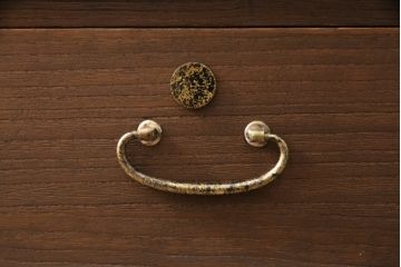 3段重ね桐箪笥をテレビボードと2つのチェストにリメイク!上段は引き出しを撤去し、棚板に変更してテレビボードに。下段は鍵穴隠しを交換。全て天板を追加し、オーク系に着色仕上げ。