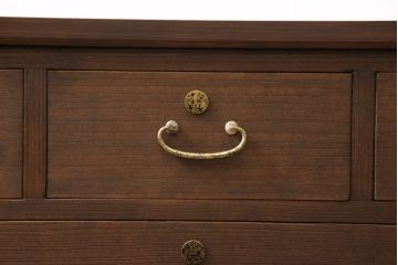 3段重ね桐箪笥をテレビボードと2つのチェストにリメイク!上段は引き出しを撤去し、棚板に変更してテレビボードに。下段は鍵穴隠しを交換。全て天板を追加し、オーク系に着色仕上げ。