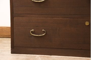 3段重ね桐箪笥をテレビボードと2つのチェストにリメイク!上段は引き出しを撤去し、棚板に変更してテレビボードに。下段は鍵穴隠しを交換。全て天板を追加し、オーク系に着色仕上げ。