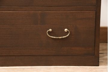 3段重ね桐箪笥をテレビボードと2つのチェストにリメイク!上段は引き出しを撤去し、棚板に変更してテレビボードに。下段は鍵穴隠しを交換。全て天板を追加し、オーク系に着色仕上げ。