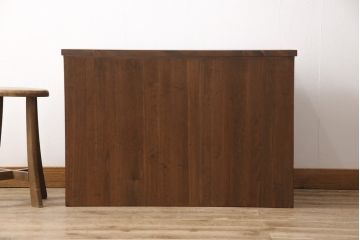 3段重ね桐箪笥をテレビボードと2つのチェストにリメイク!上段は引き出しを撤去し、棚板に変更してテレビボードに。下段は鍵穴隠しを交換。全て天板を追加し、オーク系に着色仕上げ。