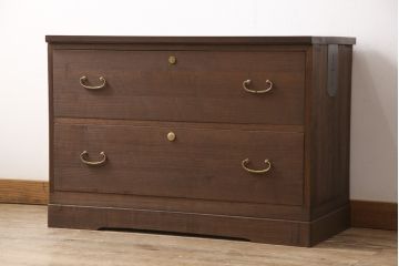 3段重ね桐箪笥をテレビボードと2つのチェストにリメイク!上段は引き出しを撤去し、棚板に変更してテレビボードに。下段は鍵穴隠しを交換。全て天板を追加し、オーク系に着色仕上げ。