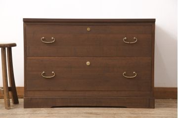 3段重ね桐箪笥をテレビボードと2つのチェストにリメイク!上段は引き出しを撤去し、棚板に変更してテレビボードに。下段は鍵穴隠しを交換。全て天板を追加し、オーク系に着色仕上げ。