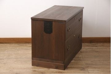3段重ね桐箪笥をテレビボードと2つのチェストにリメイク!上段は引き出しを撤去し、棚板に変更してテレビボードに。下段は鍵穴隠しを交換。全て天板を追加し、オーク系に着色仕上げ。