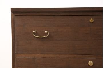 3段重ね桐箪笥をテレビボードと2つのチェストにリメイク!上段は引き出しを撤去し、棚板に変更してテレビボードに。下段は鍵穴隠しを交換。全て天板を追加し、オーク系に着色仕上げ。