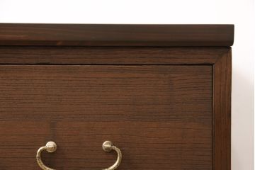 3段重ね桐箪笥をテレビボードと2つのチェストにリメイク!上段は引き出しを撤去し、棚板に変更してテレビボードに。下段は鍵穴隠しを交換。全て天板を追加し、オーク系に着色仕上げ。