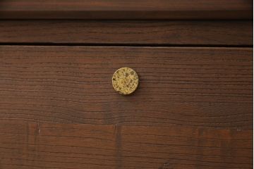 3段重ね桐箪笥をテレビボードと2つのチェストにリメイク!上段は引き出しを撤去し、棚板に変更してテレビボードに。下段は鍵穴隠しを交換。全て天板を追加し、オーク系に着色仕上げ。