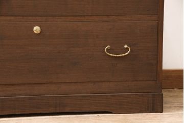 3段重ね桐箪笥をテレビボードと2つのチェストにリメイク!上段は引き出しを撤去し、棚板に変更してテレビボードに。下段は鍵穴隠しを交換。全て天板を追加し、オーク系に着色仕上げ。