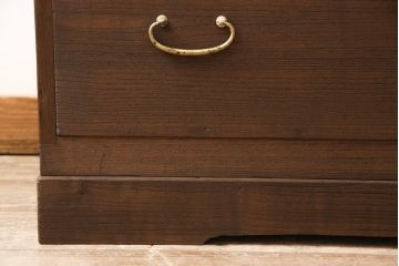 3段重ね桐箪笥をテレビボードと2つのチェストにリメイク!上段は引き出しを撤去し、棚板に変更してテレビボードに。下段は鍵穴隠しを交換。全て天板を追加し、オーク系に着色仕上げ。