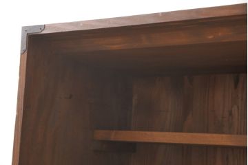 2段重ね桐箪笥をローボードとチェストにリメイク!上段の引き戸はクリアガラスをはめ込み、引手を交換。いずれも天板を補強と、鉄脚の取り付け。オーク系に着色して蜜蝋ワックス仕上げに。
