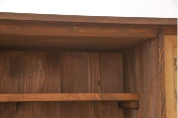 2段重ね桐箪笥をローボードとチェストにリメイク!上段の引き戸はクリアガラスをはめ込み、引手を交換。いずれも天板を補強と、鉄脚の取り付け。オーク系に着色して蜜蝋ワックス仕上げに。