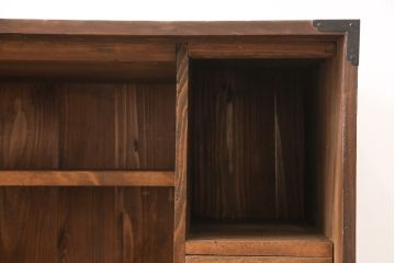 2段重ね桐箪笥をローボードとチェストにリメイク!上段の引き戸はクリアガラスをはめ込み、引手を交換。いずれも天板を補強と、鉄脚の取り付け。オーク系に着色して蜜蝋ワックス仕上げに。