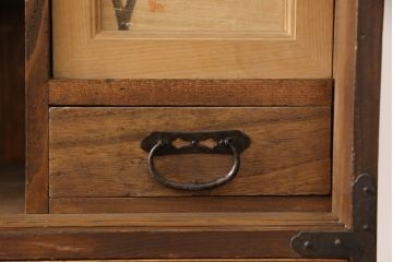 2段重ね桐箪笥をローボードとチェストにリメイク!上段の引き戸はクリアガラスをはめ込み、引手を交換。いずれも天板を補強と、鉄脚の取り付け。オーク系に着色して蜜蝋ワックス仕上げに。