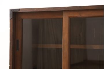 2段重ね桐箪笥をローボードとチェストにリメイク!上段の引き戸はクリアガラスをはめ込み、引手を交換。いずれも天板を補強と、鉄脚の取り付け。オーク系に着色して蜜蝋ワックス仕上げに。