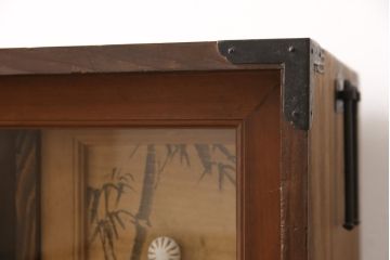 2段重ね桐箪笥をローボードとチェストにリメイク!上段の引き戸はクリアガラスをはめ込み、引手を交換。いずれも天板を補強と、鉄脚の取り付け。オーク系に着色して蜜蝋ワックス仕上げに。