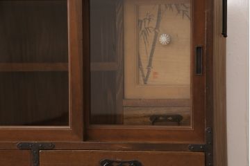 2段重ね桐箪笥をローボードとチェストにリメイク!上段の引き戸はクリアガラスをはめ込み、引手を交換。いずれも天板を補強と、鉄脚の取り付け。オーク系に着色して蜜蝋ワックス仕上げに。