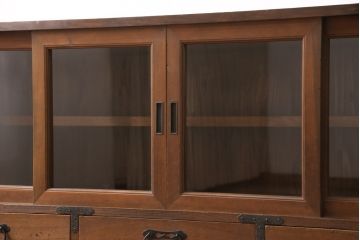 2段重ね桐箪笥をローボードとチェストにリメイク!上段の引き戸はクリアガラスをはめ込み、引手を交換。いずれも天板を補強と、鉄脚の取り付け。オーク系に着色して蜜蝋ワックス仕上げに。