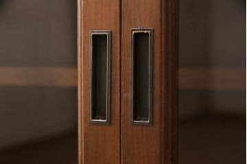 2段重ね桐箪笥をローボードとチェストにリメイク!上段の引き戸はクリアガラスをはめ込み、引手を交換。いずれも天板を補強と、鉄脚の取り付け。オーク系に着色して蜜蝋ワックス仕上げに。