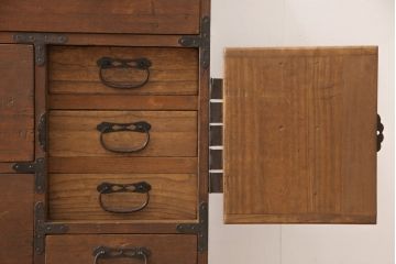 2段重ね桐箪笥をローボードとチェストにリメイク!上段の引き戸はクリアガラスをはめ込み、引手を交換。いずれも天板を補強と、鉄脚の取り付け。オーク系に着色して蜜蝋ワックス仕上げに。