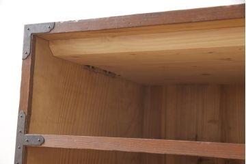 2段重ね桐箪笥をローボードとチェストにリメイク!上段の引き戸はクリアガラスをはめ込み、引手を交換。いずれも天板を補強と、鉄脚の取り付け。オーク系に着色して蜜蝋ワックス仕上げに。