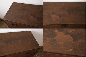 2段重ね桐箪笥をローボードとチェストにリメイク!上段の引き戸はクリアガラスをはめ込み、引手を交換。いずれも天板を補強と、鉄脚の取り付け。オーク系に着色して蜜蝋ワックス仕上げに。