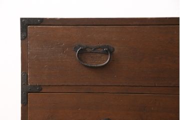 2段重ね桐箪笥をローボードとチェストにリメイク!上段の引き戸はクリアガラスをはめ込み、引手を交換。いずれも天板を補強と、鉄脚の取り付け。オーク系に着色して蜜蝋ワックス仕上げに。