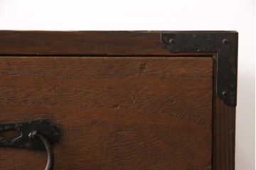 2段重ね桐箪笥をローボードとチェストにリメイク!上段の引き戸はクリアガラスをはめ込み、引手を交換。いずれも天板を補強と、鉄脚の取り付け。オーク系に着色して蜜蝋ワックス仕上げに。