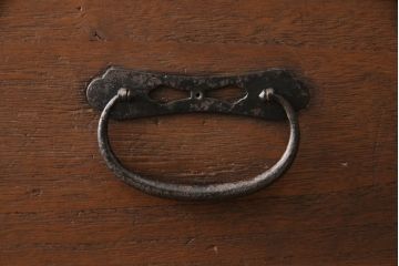 2段重ね桐箪笥をローボードとチェストにリメイク!上段の引き戸はクリアガラスをはめ込み、引手を交換。いずれも天板を補強と、鉄脚の取り付け。オーク系に着色して蜜蝋ワックス仕上げに。